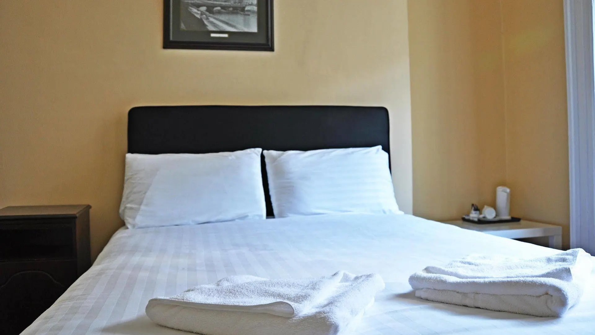 Lyndon Guesthouse contacts